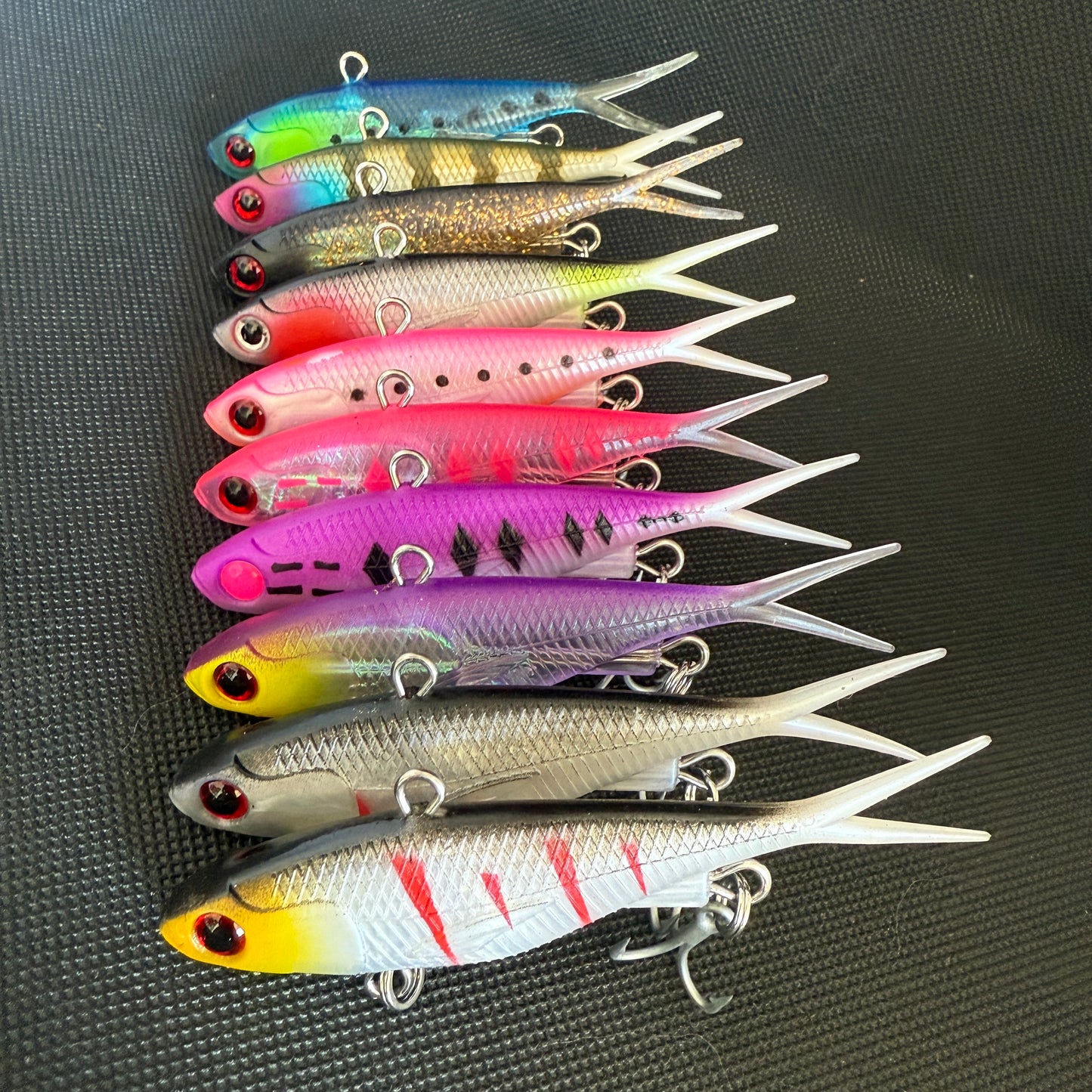 Box D – Multicolour 95mm 26g lure set featuring chartreuse, purple, red, and metallic patterns in plastic tackle box.