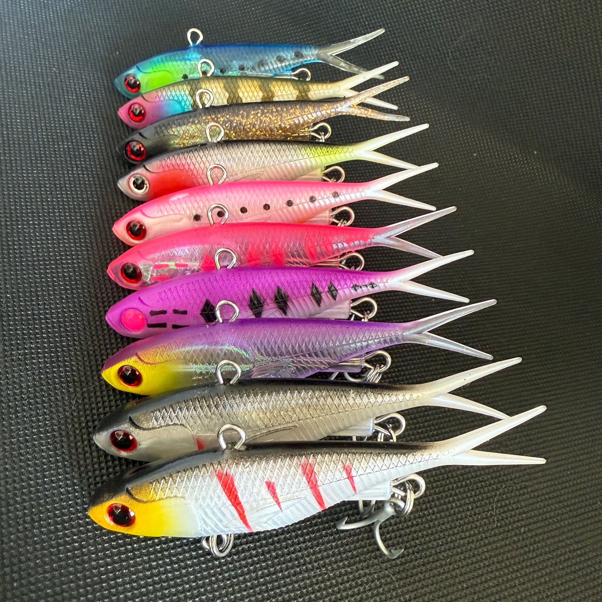 Box D – Multicolour 95mm 26g lure set featuring chartreuse, purple, red, and metallic patterns in plastic tackle box.